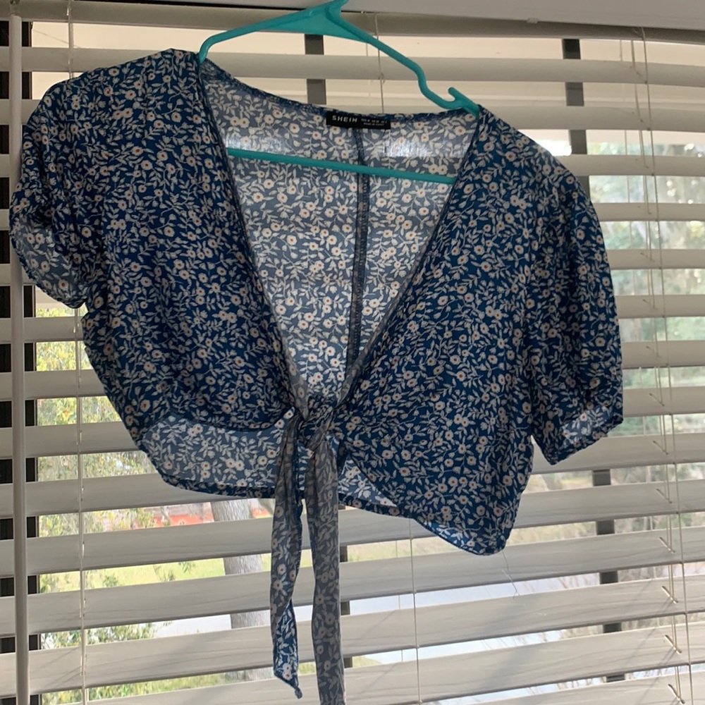 Tie floral shirt sleeve blouse